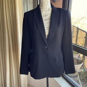 Alfani lined blazer size 4
Functional pockets